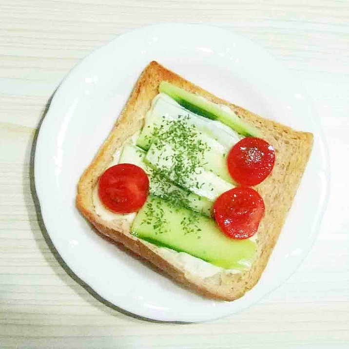 きゅうりとタルタルソースのトースト